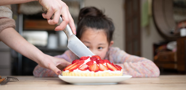 母女俩在切自制蛋糕图片下载