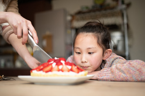 母女俩在切自制蛋糕图片下载