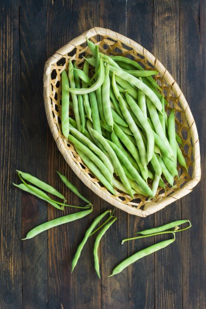 柳条筐里的豆荚厨房场景图片下载