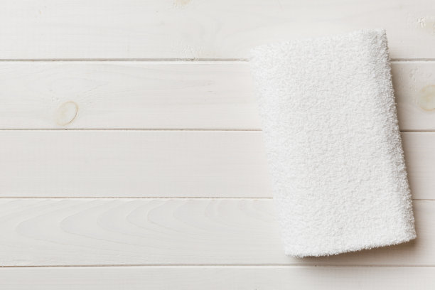 在彩色背景上复制空间的白色毛巾的俯视图图片下载