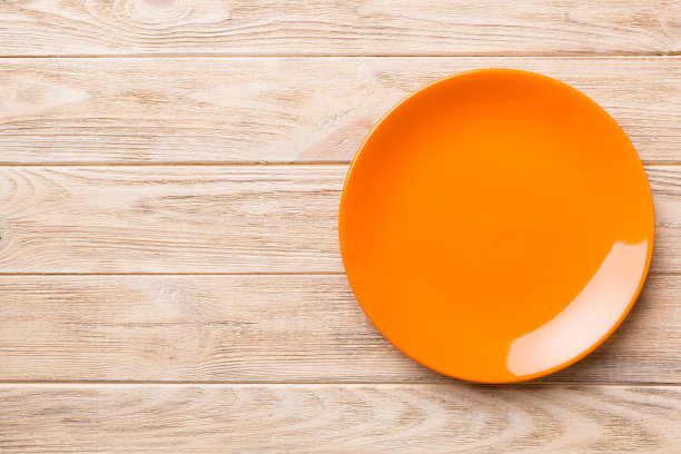 空的橙色板在木制背景的俯视图。为你的设计留出空间图片下载