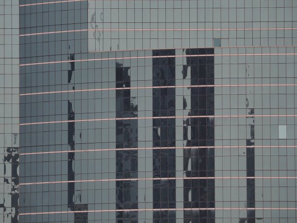 银色的镜子映照着灰色的建筑。图片下载
