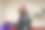 一个非裔美国黑人在家里穿着紫色西装的肖像图片下载