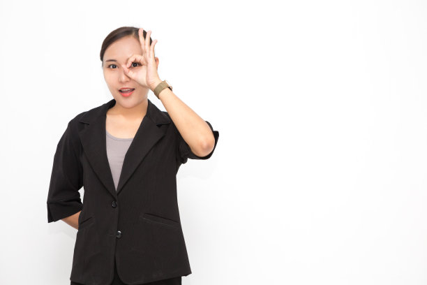 美丽的亚洲商业妇女穿着黑色的西装好唱歌呈现在白色的背景和复制空间的东西。自信的亚洲职业女性，微笑开朗图片下载