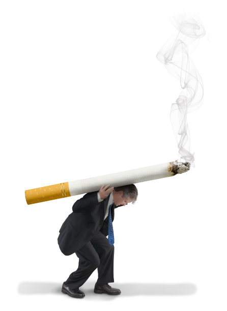 一名弯腰驼背的男子艰难地背着巨大的香烟，这代表了他对尼古丁上瘾的不健康的生活方式图片下载