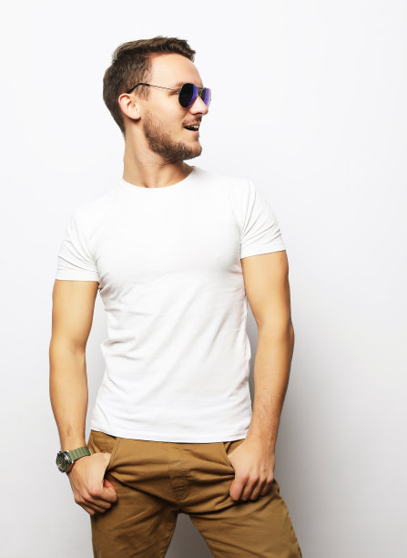 优雅的年轻英俊的男人。时尚工作室肖像图片下载