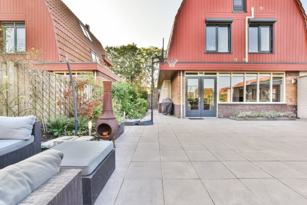 带有小娱乐区的庭院图片下载