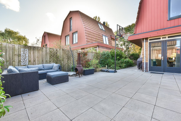 带有小娱乐区的庭院图片下载