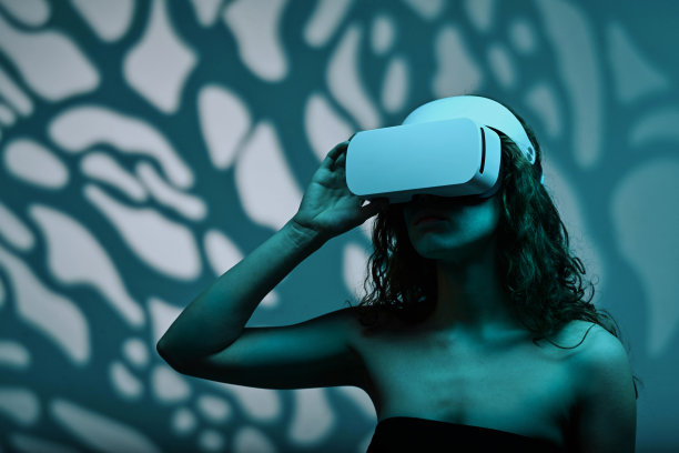 戴3d眼镜玩游戏的女人图片下载