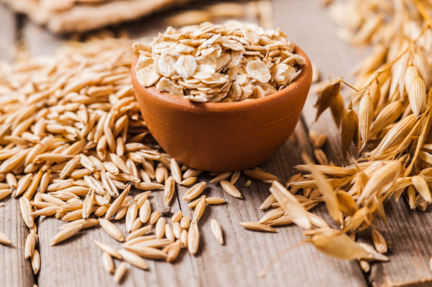 木质背景上的燕麦片图片下载