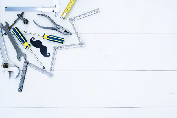 带有工具的白色木质背景，给爸爸的礼物。父亲节快乐概念。文本的复制空间。图片下载