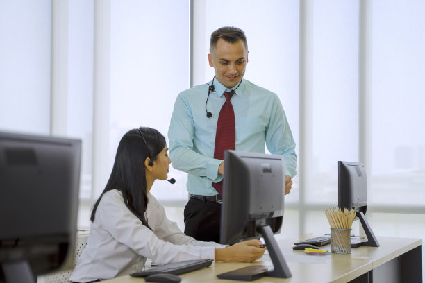 员工在呼叫中心工作。图片下载