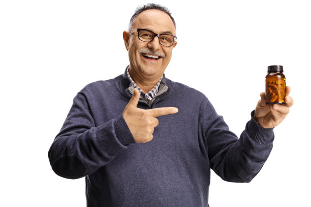 中年男人拿着一瓶药物并指着图片下载