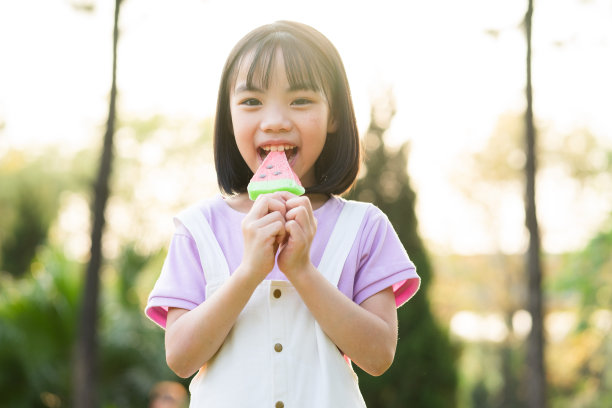 亚洲小女孩在公园吃冰淇淋的图片图片下载