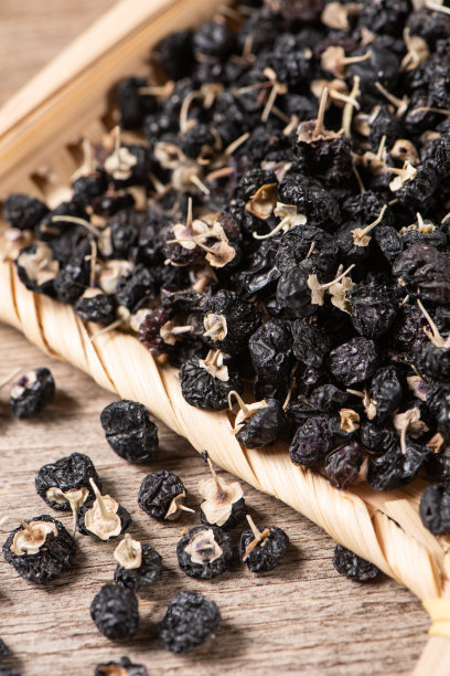 干黑枸杞或枸杞放在木桌上图片下载