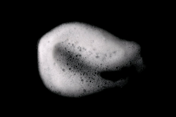 俯视图，肥皂、洗发水或沐浴露中的白色液体泡沫。图片下载