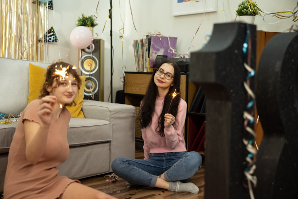 亲爱的朋友构思生日快乐，朋友布置房间开生日派对图片下载