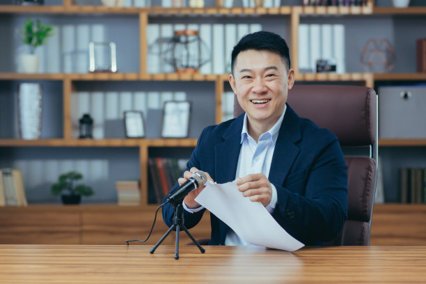 亚洲博主的肖像，男子在撕破的纸麦克风上录音，asmr声音图片下载