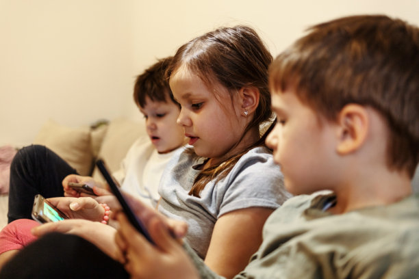 朋友玩手机。图片下载