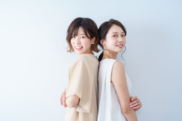 两个年轻女人排队图片下载