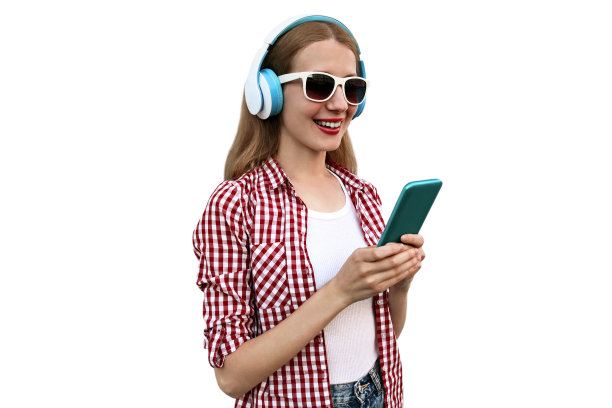 年轻女子的肖像与智能手机无线耳机听音乐孤立在白色背景图片下载