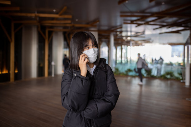 一个十几岁的女孩在城里打电话图片下载