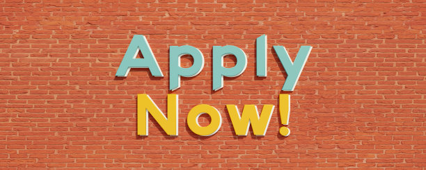 现在申请!红色砖墙上的彩色大写字母。图片下载