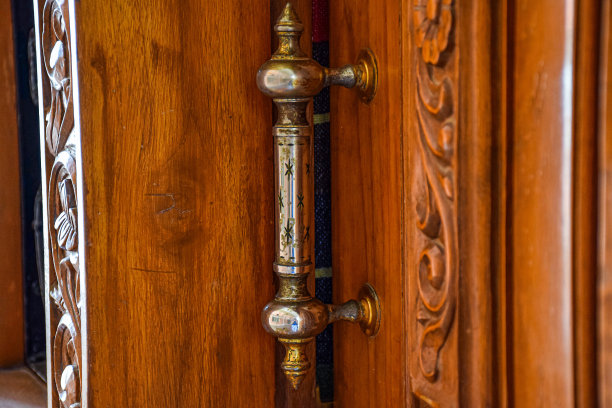 木门上美丽的印度风格雕刻铜门把手的库存照片。这张照片拍摄于印度卡纳塔克邦班加罗尔的自然光下。关注对象。图片下载