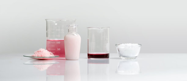 美容护理霜，粉红片状化学品，高锰酸钾液体和鲸蜡酯在白色实验室的桌子。图片下载