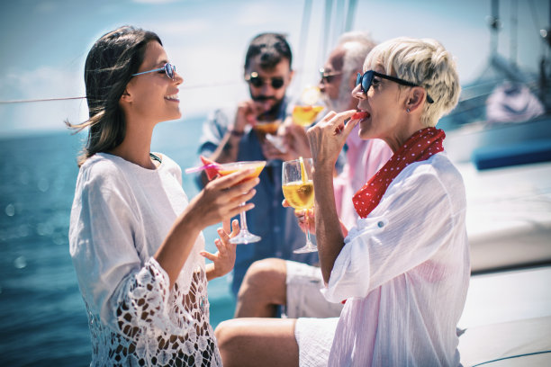 家庭享受航行。图片下载