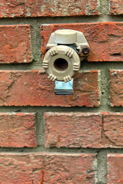 室外砖墙水龙头图片下载