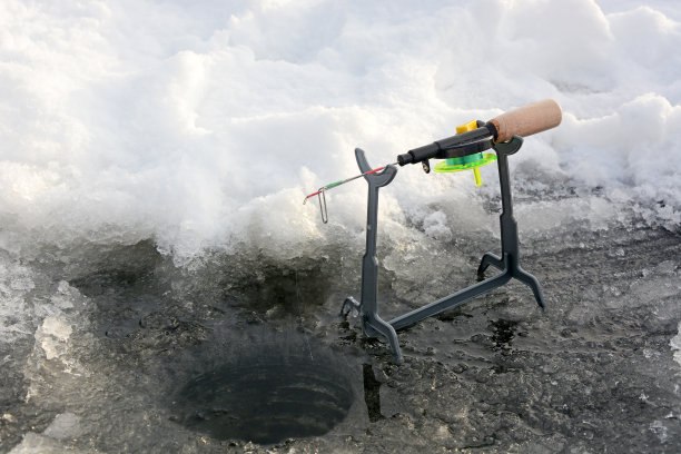 冬季钓鱼。冰上钓鱼洞在冰上图片下载