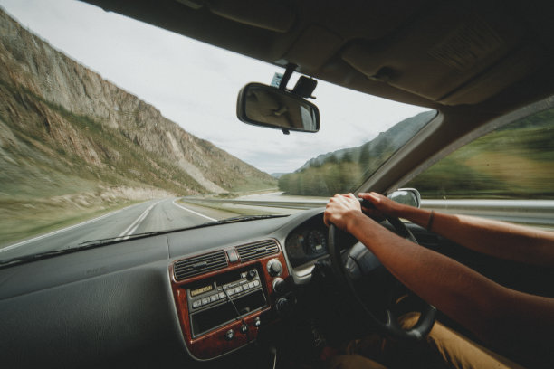 山区夏季公路之旅。沿着山行驶图片下载