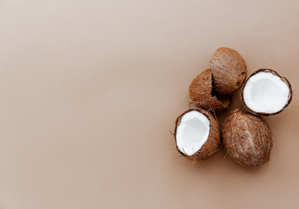 新鲜椰子和碎椰子水果片在棕色的背景。整个椰子，椰子壳。热带水果食物照片。图片下载