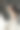 穿着白色礼服的新娘坐在窗边的地板上。一个手臂上有纹身的女人的浪漫形象。婚礼图片下载