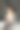 穿着白色礼服的新娘坐在窗边的地板上。一个手臂上有纹身的女人的浪漫形象。婚礼图片下载