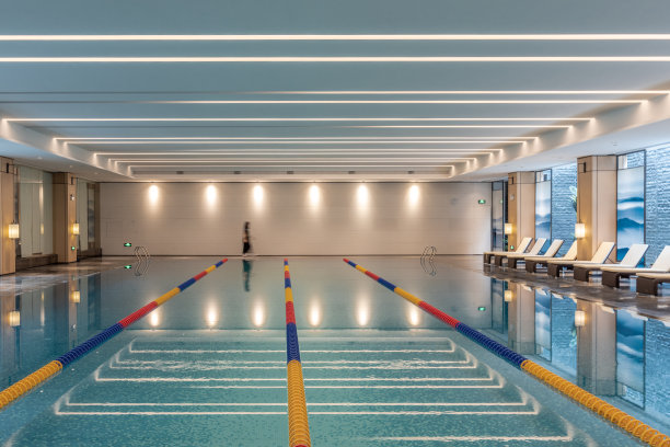 泳道设有私人游泳池，视野开阔图片下载