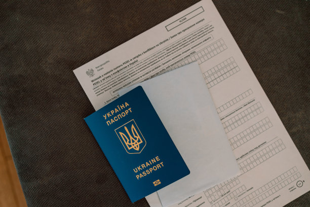 PESEL文件，乌克兰护照和白色桌子背景笔图片下载