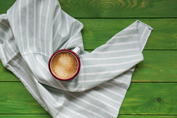 木制背景的咖啡杯图片下载