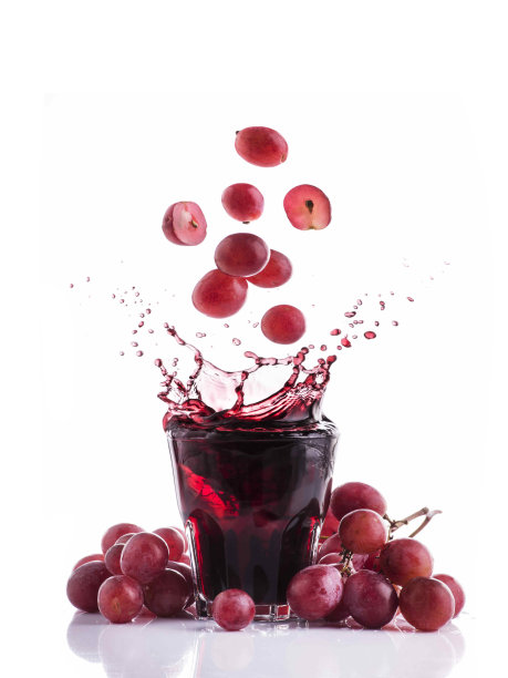 美妙的夏天的茶点。新鲜多汁的葡萄和一杯满是果汁的白色背景。创新食品的概念。热带有机水果。图片下载