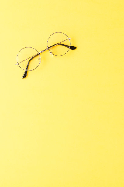时尚眼镜在黄色的背景与copyspace图片下载