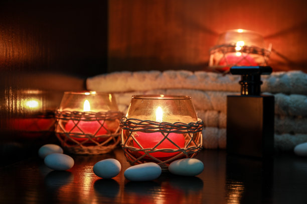 Spa蜡烛可以让人放松，精油和面霜可以给人按摩图片下载