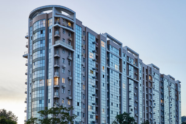 多层住宅映衬着蓝天的现代住宅图片下载