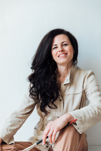 美丽的女艺术家手里拿着画笔，用颜料作画图片下载