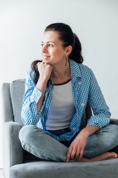 窗边有个黑发美女的肖像图片下载