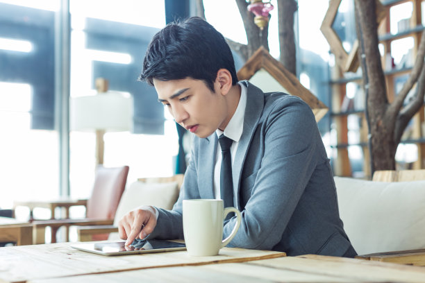 咖啡馆里的中国商人图片下载