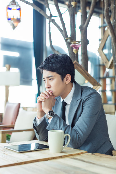 咖啡馆里的中国商人图片下载