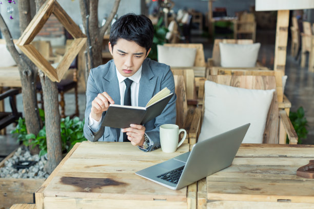 咖啡馆里的中国商人图片下载