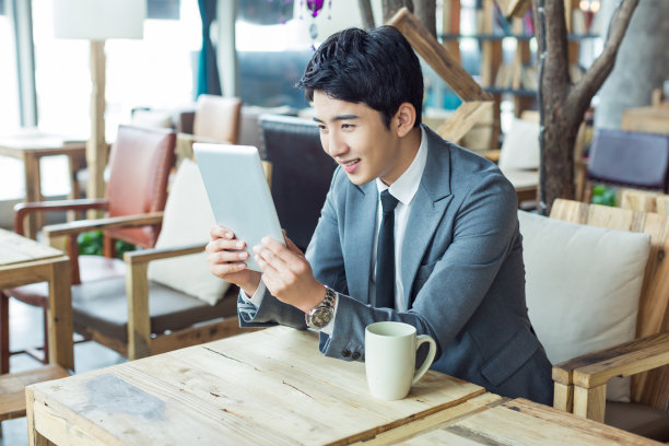 咖啡馆里的中国商人图片下载