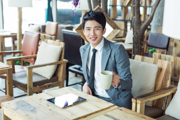 咖啡馆里的中国商人图片下载